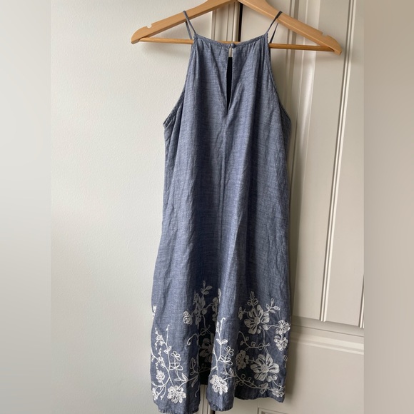 Cute embroidered chambray loose dress with pockets! Size XS - Picture 5 of 10
